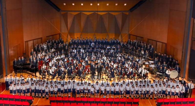 Group photo with two Principals.jpg