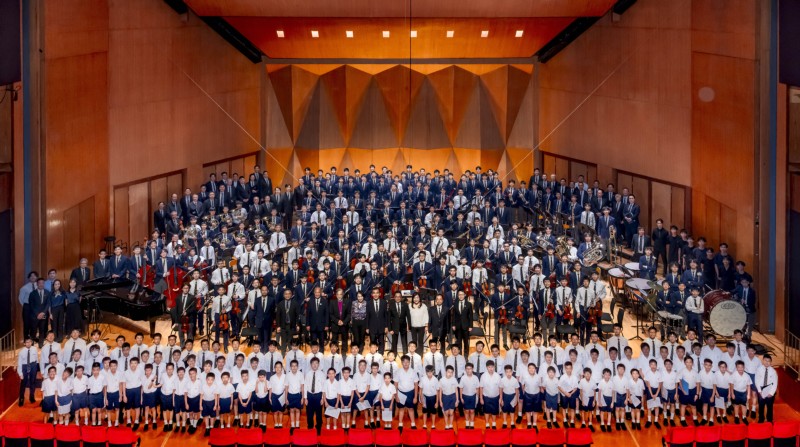 Group photo with VIP.jpg